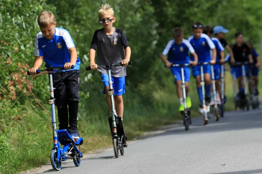 Dzieci jadą na hulajnogach Space Scooter
