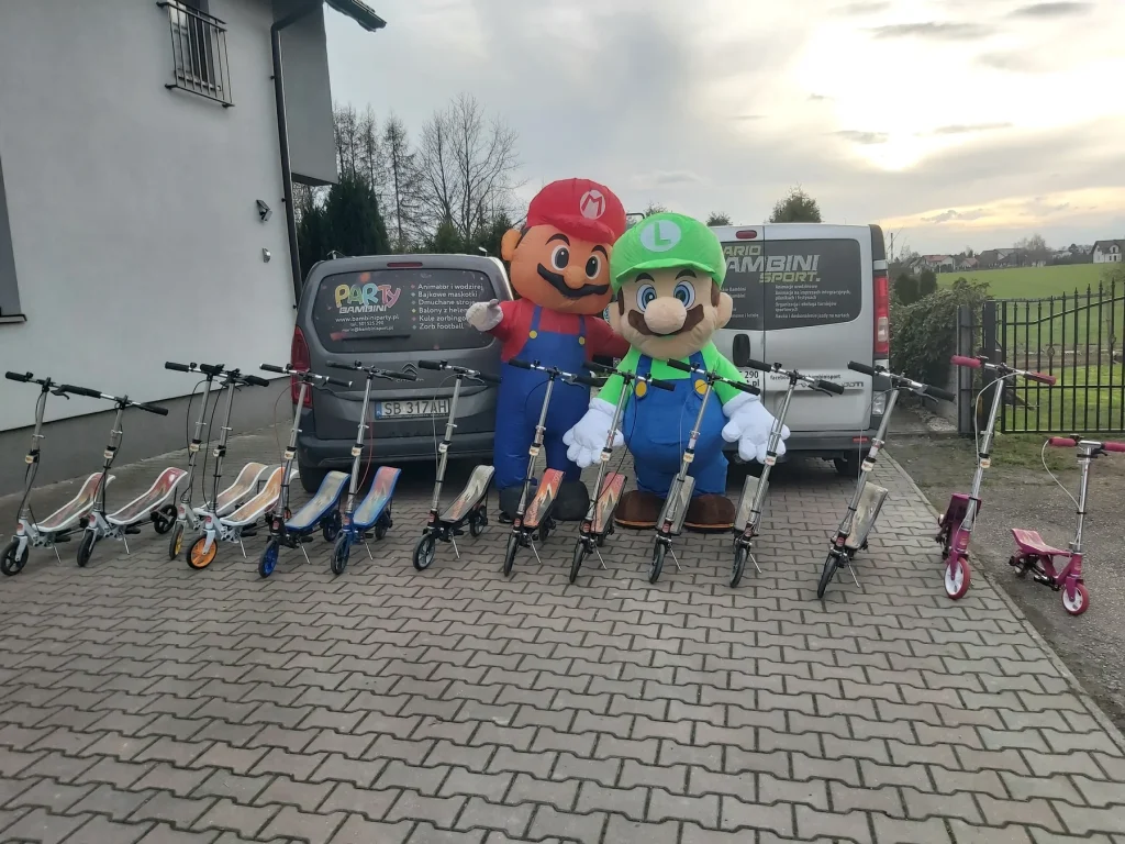 Hulajnogi z maskotkami podczas wydarzenia