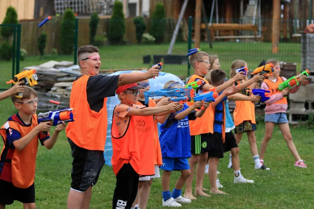 Grupa uczestników Nerf Arena z wyrzutniami