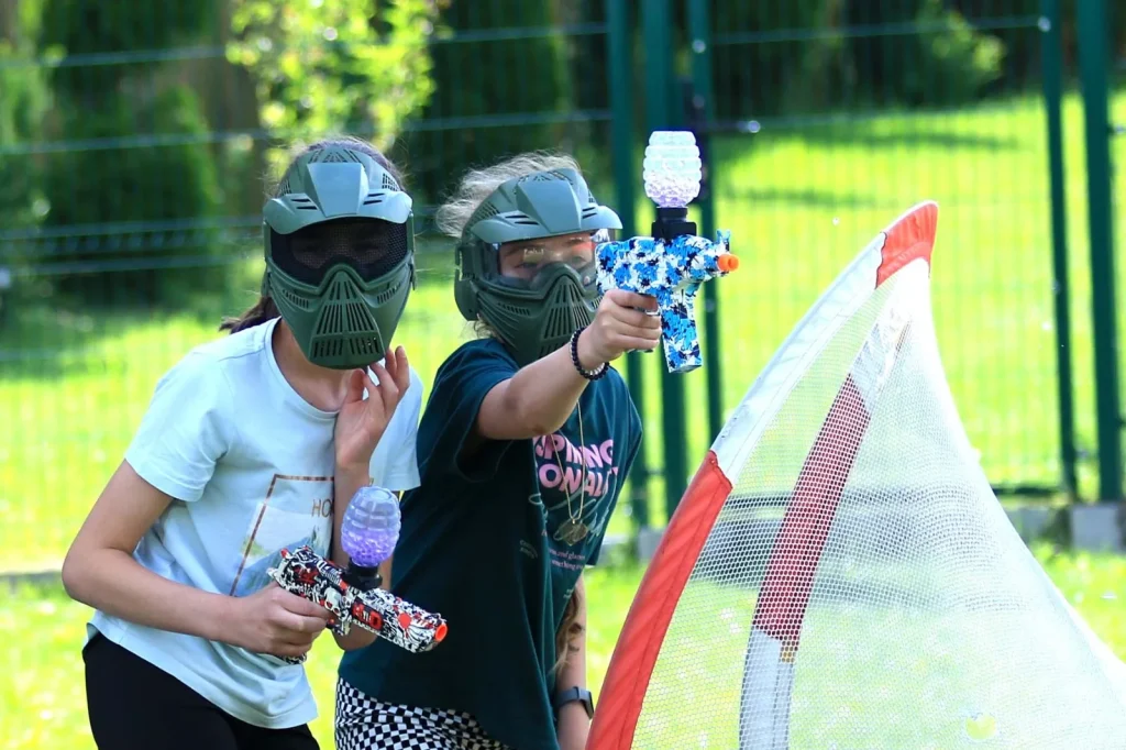 Uczestnicy zabawy Nerf Arena w maskach ochronnych