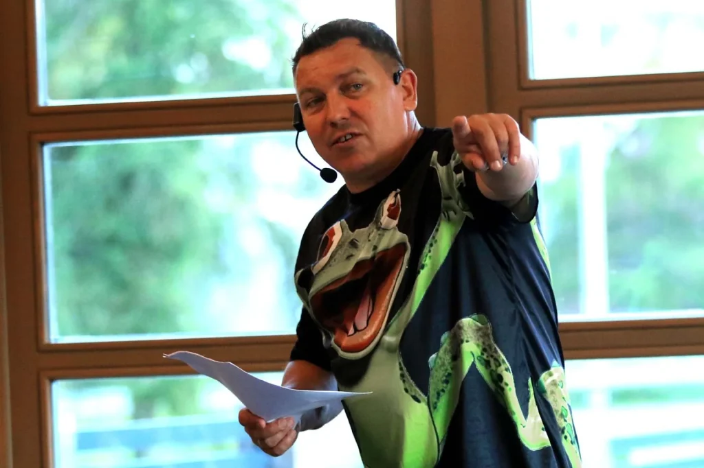 Mariusz prowadzi wydarzenie