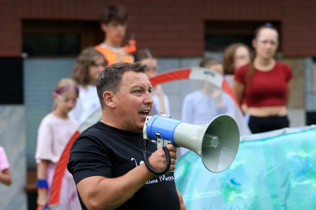 Mariusz prowadzi zabawę dla dzieci