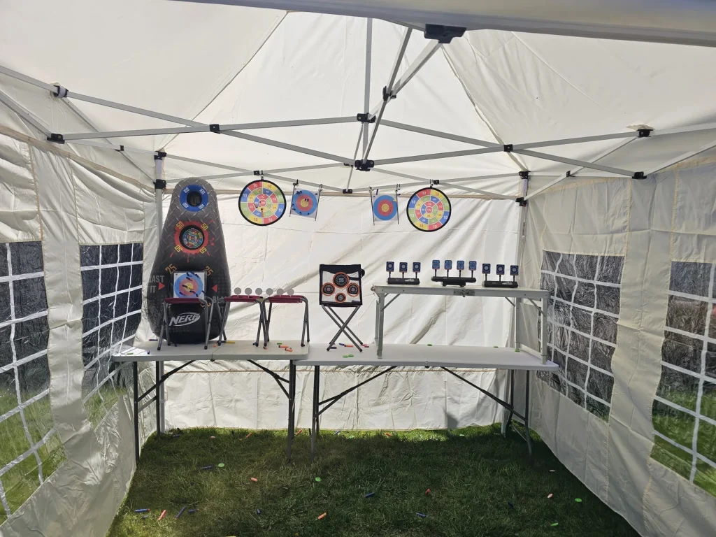 Stanowisko Strzelnicy Nerf pod namiotem
