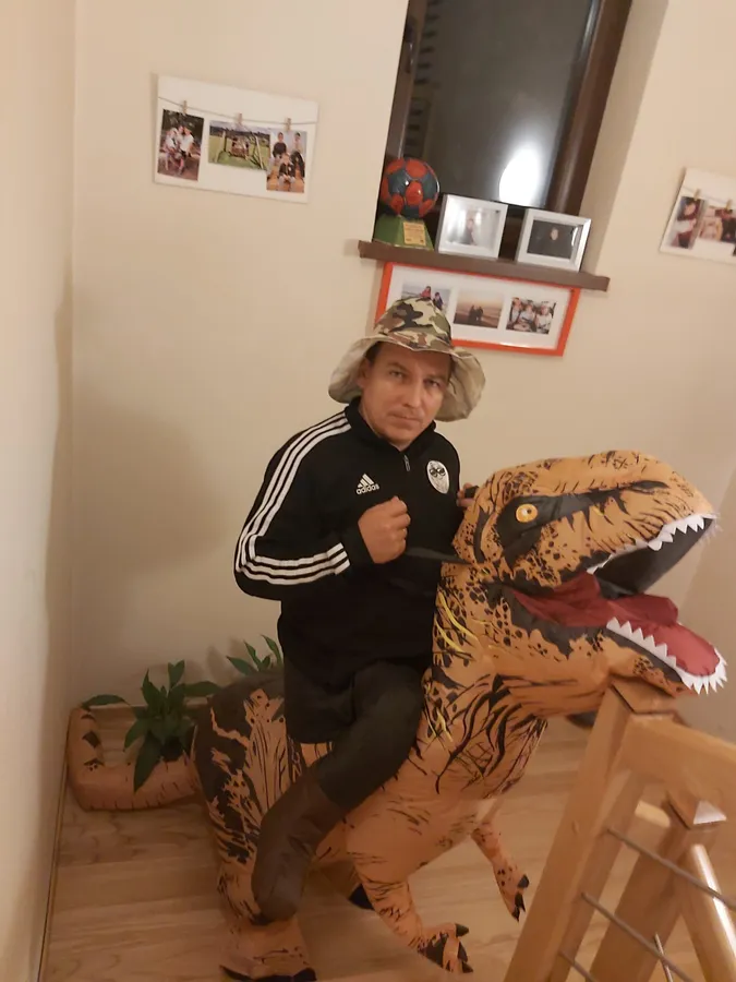 Nadmuchiwany Kostium Jadącego na brązowym t-rexie