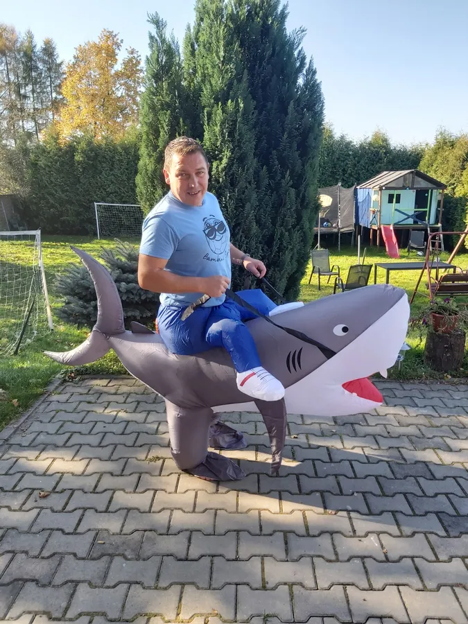 Nadmuchiwany Kostium Jadącego na Rekinie