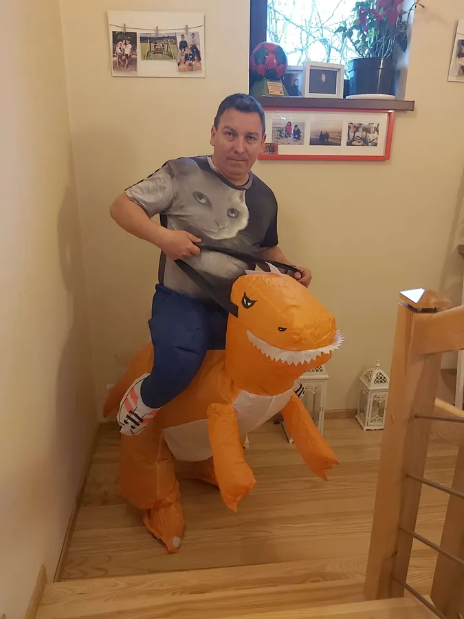 Nadmuchiwany Kostium Jadącego na Pomarańczowym Dinozarze