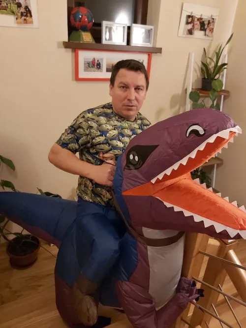 Nadmuchiwany Kostium Jadącego na fioletowym Dinozaurze
