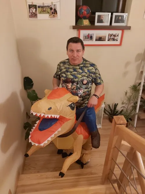 Nadmuchiwany Kostium Jadącego Dinozaurze z czerwoną grzywą