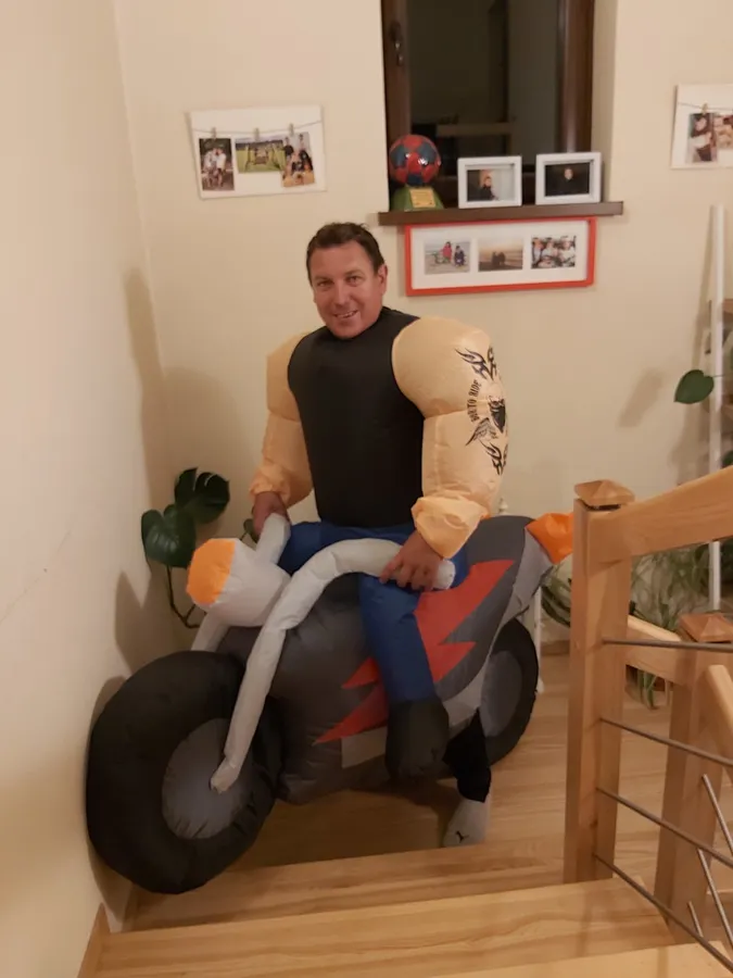 Nadmuchiwany Kostium Jadący na Motorze